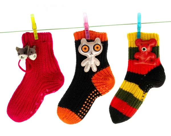 Schattig sokken opknoping op een lijn van kleren — Stockfoto
