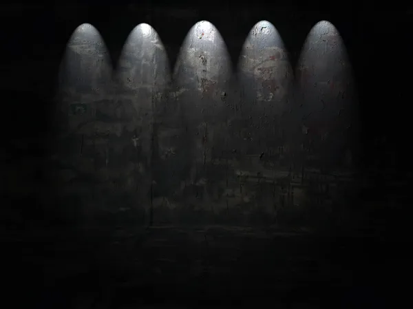 Mörkt rum med fem strålkastare — Stockfoto
