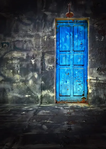 Σκοτεινό vintage δωμάτιο με μπλε ξύλινη πόρτα — Φωτογραφία Αρχείου
