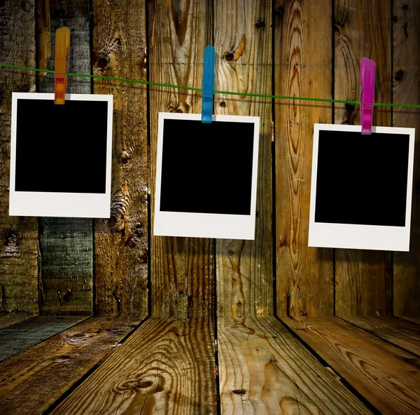 Polaroids en blanco en una línea de ropa — Foto de Stock