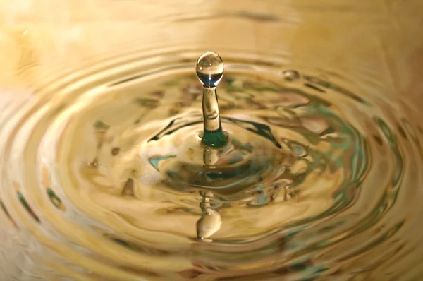 Spadających kropli wody — Zdjęcie stockowe