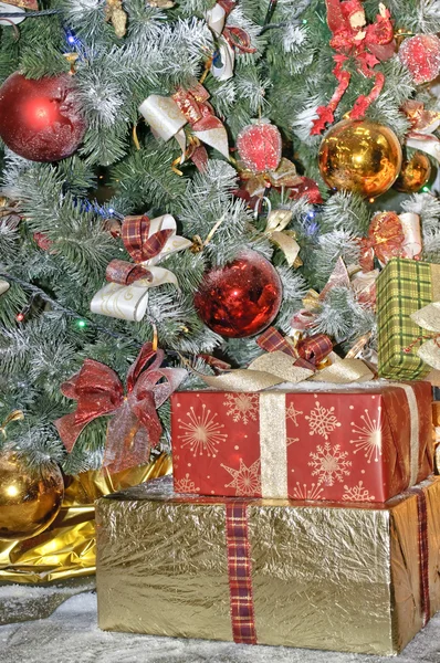 Caixas de presente sob árvore de natal — Fotografia de Stock