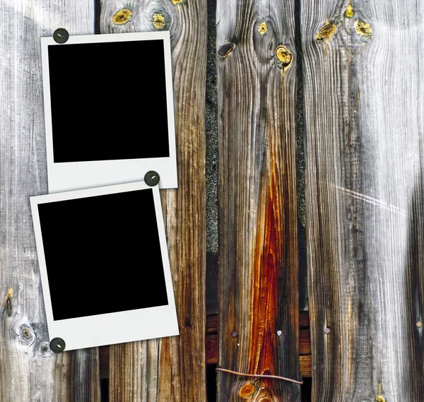 Dwa puste zdjęcia na tle drewna — Zdjęcie stockowe