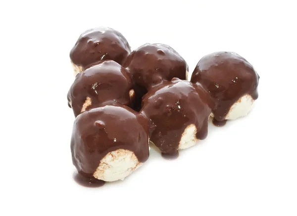 Bolas de coalhada cobertas com xarope de chocolate — Fotografia de Stock