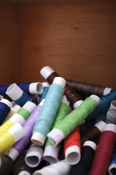 Veelkleurige spoelen van draad — Stockfoto