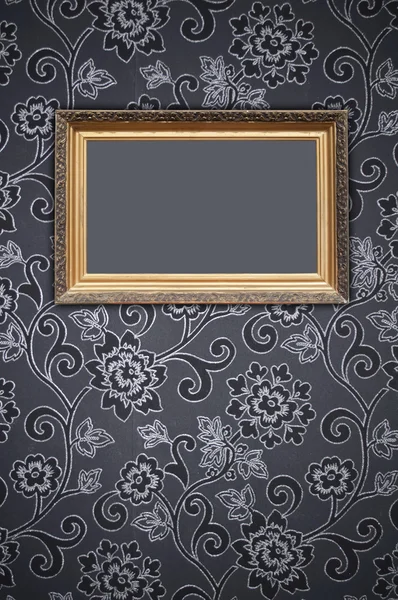 Leerer Rahmen auf dekorativer Tapete — Stockfoto