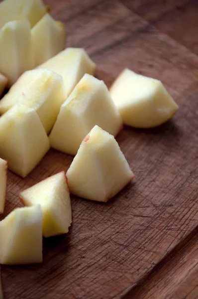 Piezas de manzana en la tabla de cortar — Foto de Stock