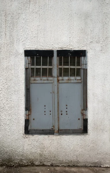 Grungy venster met metalen luiken — Stockfoto