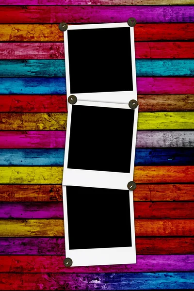 Fotos em branco sobre fundo de madeira colorida — Fotografia de Stock