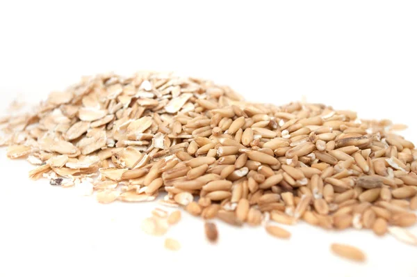 Pilha de grãos de aveia e flocos de aveia — Fotografia de Stock