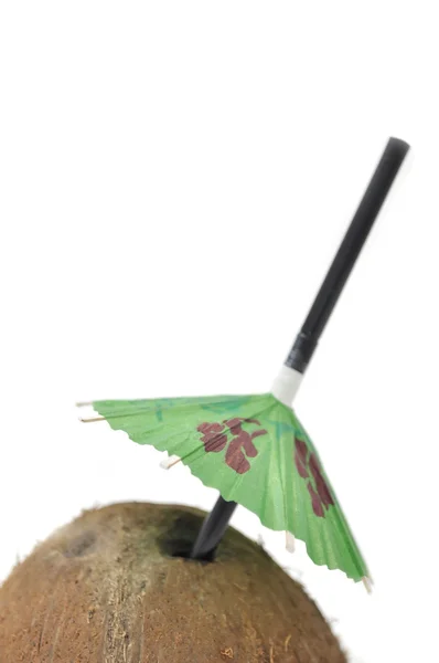 Kokosnöt med paraply halm — Stockfoto
