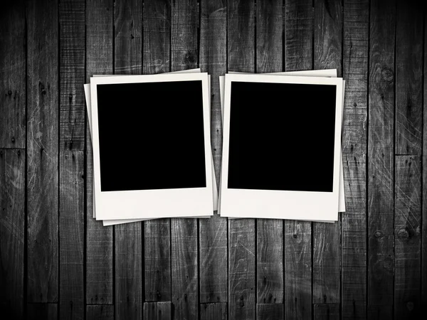 Duas fotos em branco sobre fundo de madeira — Fotografia de Stock