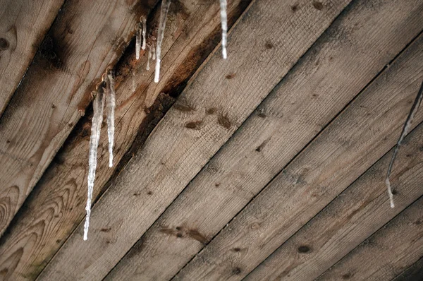 木屋顶上的冰柱 — 图库照片