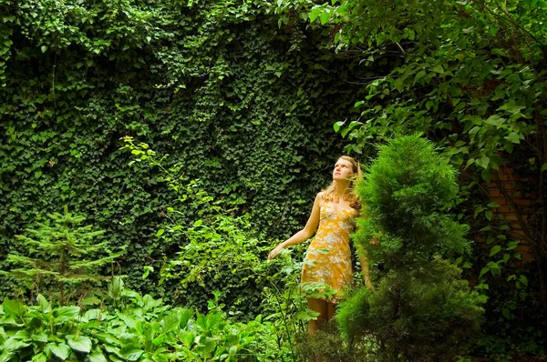 Vrouw in het groene park — Stockfoto