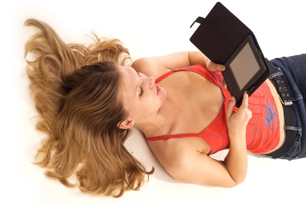 Junge Frau liest elektronisches Buch Stockbild