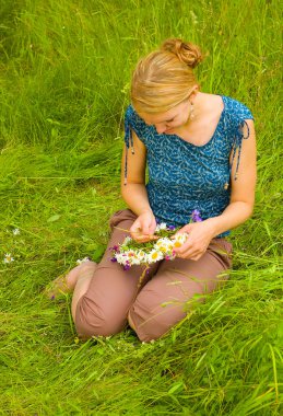genç kadın bir çelenk twining