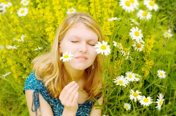 Woman on a meadow with camomiles — Stock Photo, Image