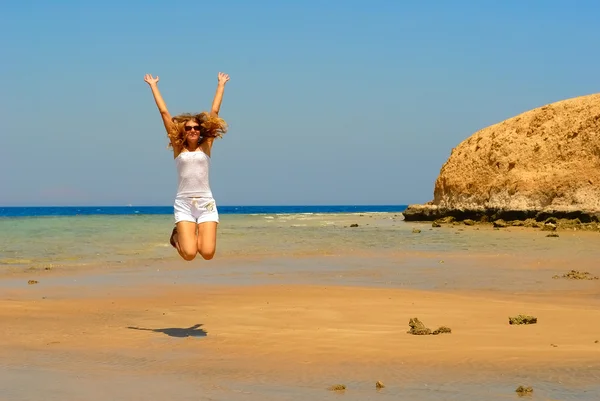 Saltando mulher no litoral — Fotografia de Stock