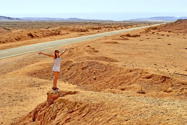 沙漠中的女人 免版税图库图片