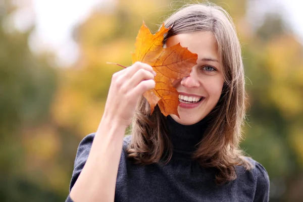 Schöne Frau im Herbst — Stockfoto