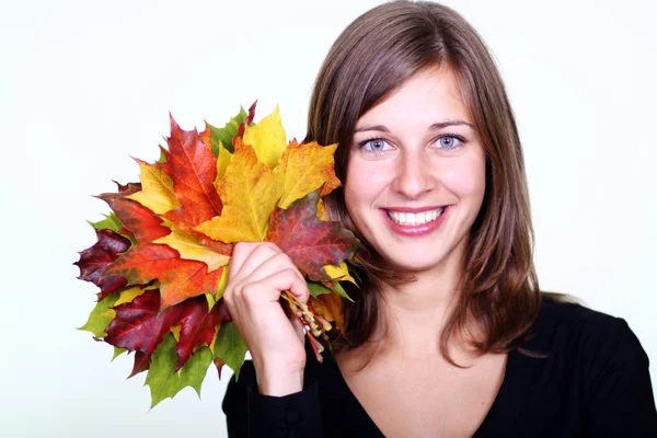 Mooie jonge vrouw en maple bladeren — Stockfoto