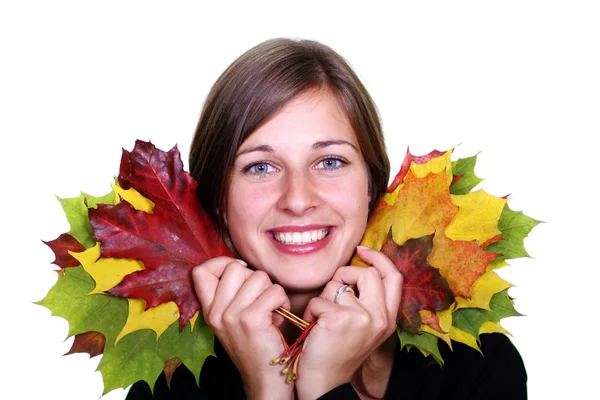 Güzel genç kadın ve akçaağaç yaprakları — Stok fotoğraf