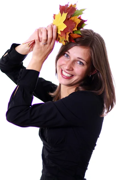 Όμορφη νεαρή γυναίκα και ο σφένδαμνος φύλλα — Φωτογραφία Αρχείου