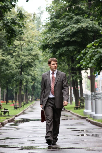 Бізнесмен, що йде по вулиці — стокове фото