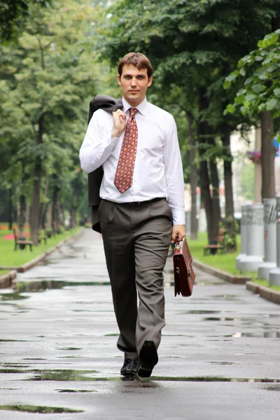 Obchodník kráčející po ulici — Stock fotografie