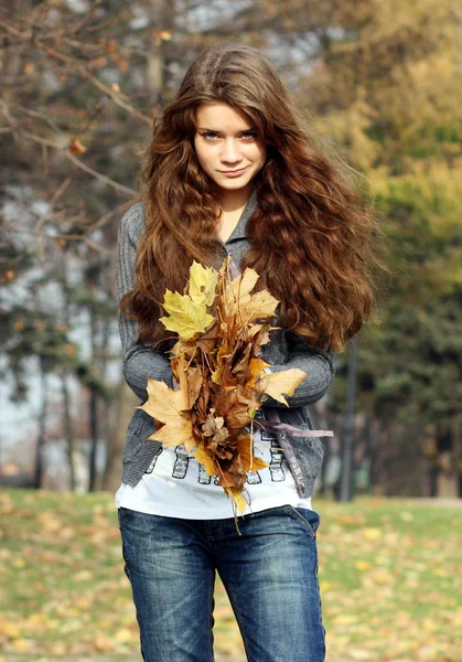 Mulher de beleza outono — Fotografia de Stock