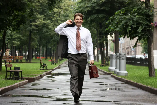 Homme d'affaires marchant dans la rue Image En Vente