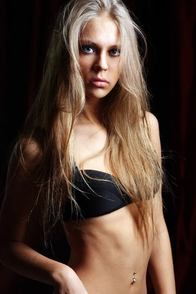 Sexy blond in schwarzen Dessous über dunkel — Stockfoto