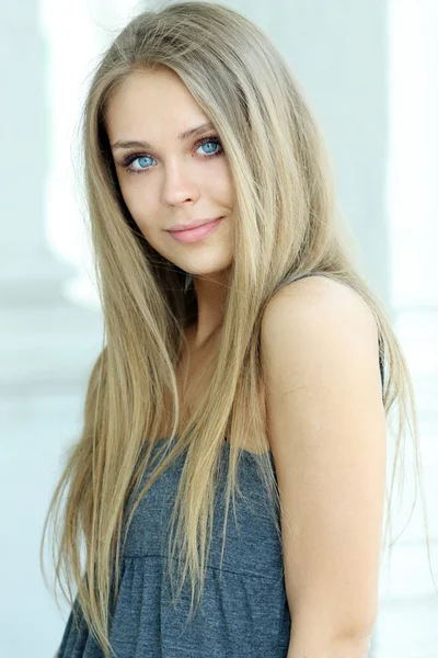Schöne blonde junge Frau — Stockfoto