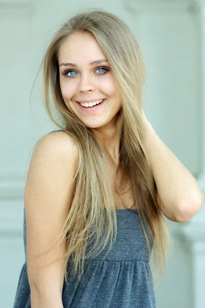 Krásná blondýna mladá žena — Stock fotografie