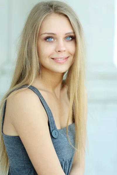 Krásná blondýna mladá žena — Stock fotografie