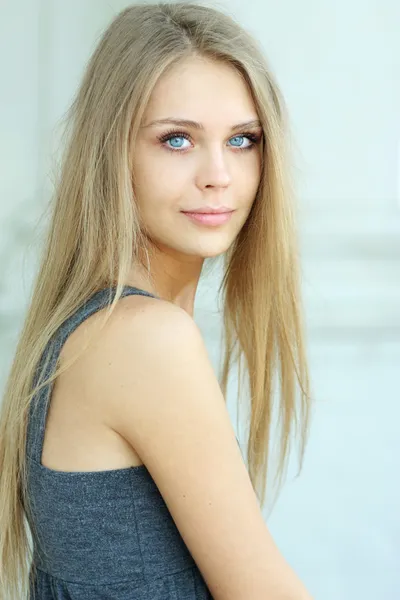 Belle jeune femme blonde — Photo