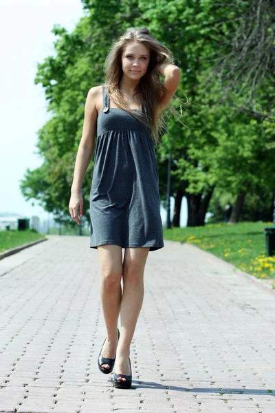 Jovem menina bonita caminha ao ar livre — Fotografia de Stock