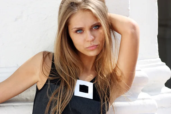 Vacker blond ung kvinna — Stockfoto