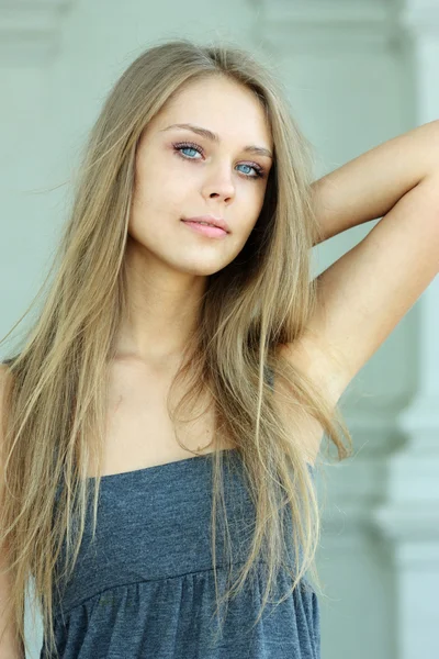 Mooie blonde jonge vrouw — Stockfoto