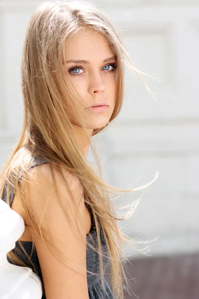 아름 다운 금발의 젊은 여 인 — 스톡 사진