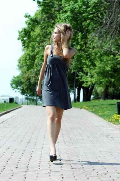 Όμορφη κοπέλα που περπατά στην εξωτερική — Φωτογραφία Αρχείου