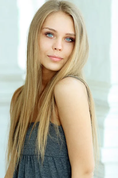 Mooie blonde jonge vrouw — Stockfoto