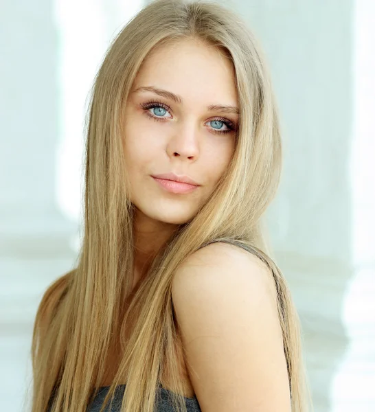 Gyönyörű szőke fiatal nő — Stock Fotó