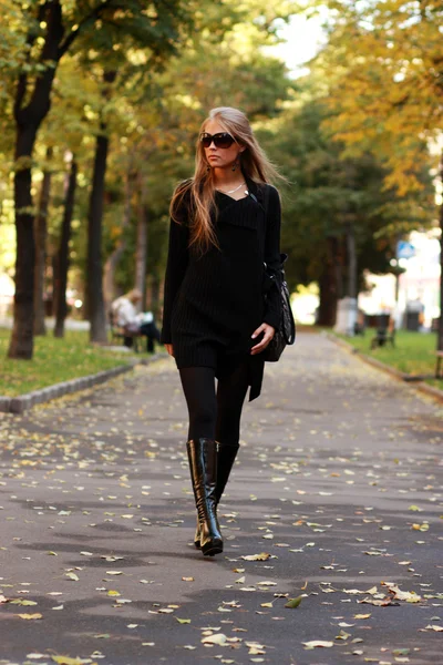 Autumn beauty walking woman — Stock Photo, Image
