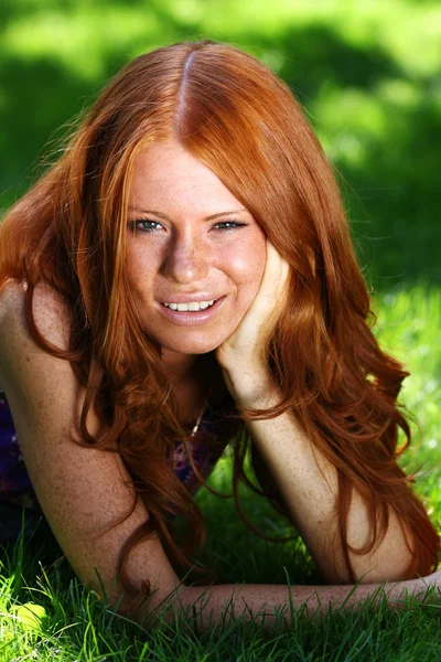 Vörös hajú lány nyári park — Stock Fotó