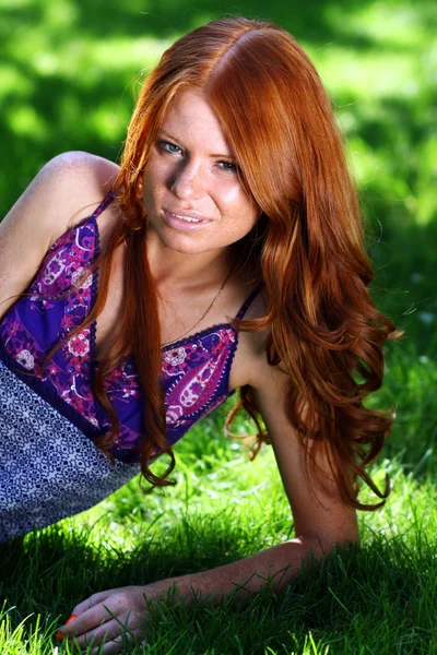 Vörös hajú lány nyári park — Stock Fotó