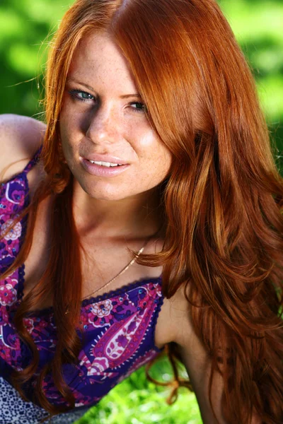 Fille aux cheveux roux dans le parc d'été — Photo