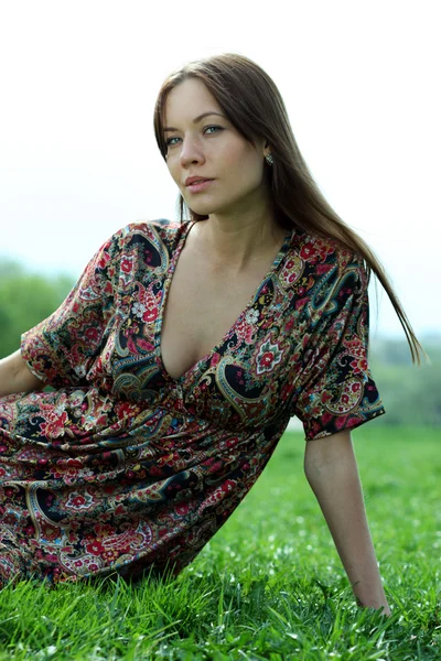 Belle jeune femme relaxante dans l'herbe — Photo