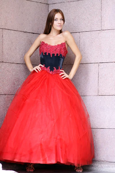 Krásná žena v červené gotické šaty — Stock fotografie