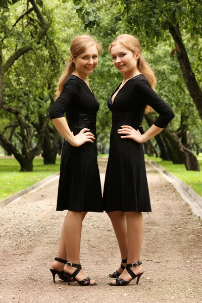 对双胞胎妹妹穿着黑衣服的 — 图库照片